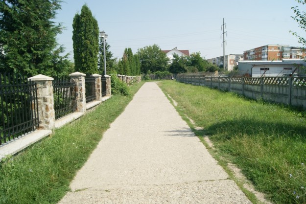 Aleea in zona in care nu este contruit gard