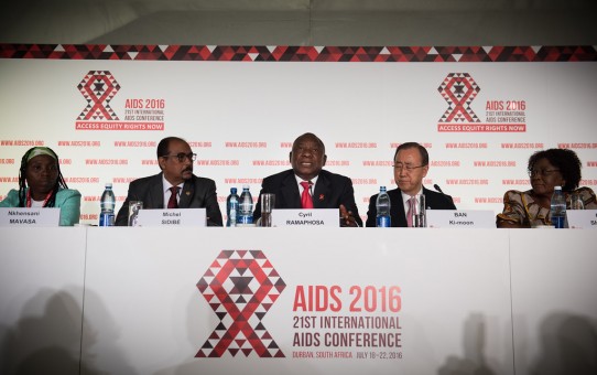 SIDA 2016 PRIVIND IMPACTUL se axează Barierele legale și de politică monetară cu HIV SERVICII DE GRUP LA CEL MAI MARE RISC DE INFECTARE