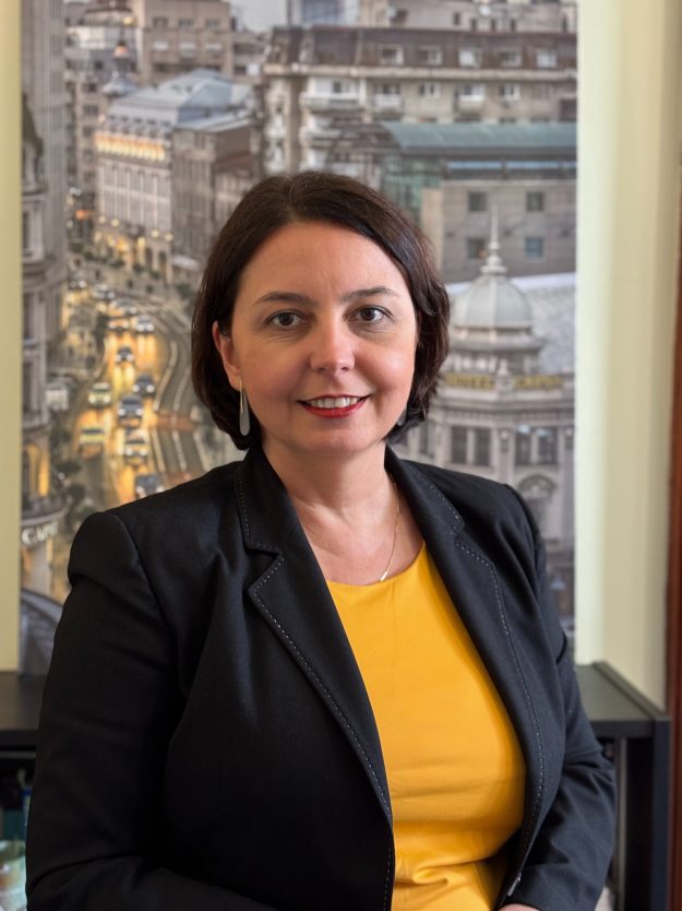 Foto: Laura Ștefan, director executiv al Expert Forum (EFOR) și expert internațional în stat de drept și anticorupție, este speaker la summitul european #Disinfo2026 de la Vilnius. Aceasta va analiza modul în care fondurile opace, corupția administrativă și campaniile digitale nedeclarate sunt utilizate pentru a manipula procesele electorale și a slăbi încrederea în instituțiile democratice.