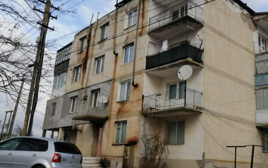 DOUĂ ROMÂNII PE ACEEAȘI STRADĂ: Orașele-fantomă ale Olteniei unde pensia abia trece de 1.200 de lei, în timp ce primăriile toacă milioane pe festivaluri și panseluțe de lux