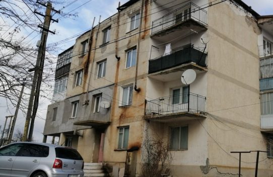 DOUĂ ROMÂNII PE ACEEAȘI STRADĂ: Orașele-fantomă ale Olteniei unde pensia abia trece de 1.200 de lei, în timp ce primăriile toacă milioane pe festivaluri și panseluțe de lux