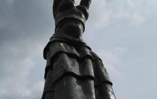 STATUIA LIBERTĂȚII RĂSTIGNITĂ ÎN GUNOAIE: Cum a abandonat Primăria Orșova memoria miilor de români înecați în Dunăre, în timp ce edilul își insultă cetățenii