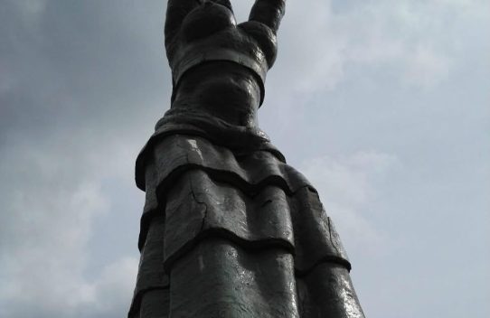 STATUIA LIBERTĂȚII RĂSTIGNITĂ ÎN GUNOAIE: Cum a abandonat Primăria Orșova memoria miilor de români înecați în Dunăre, în timp ce edilul își insultă cetățenii