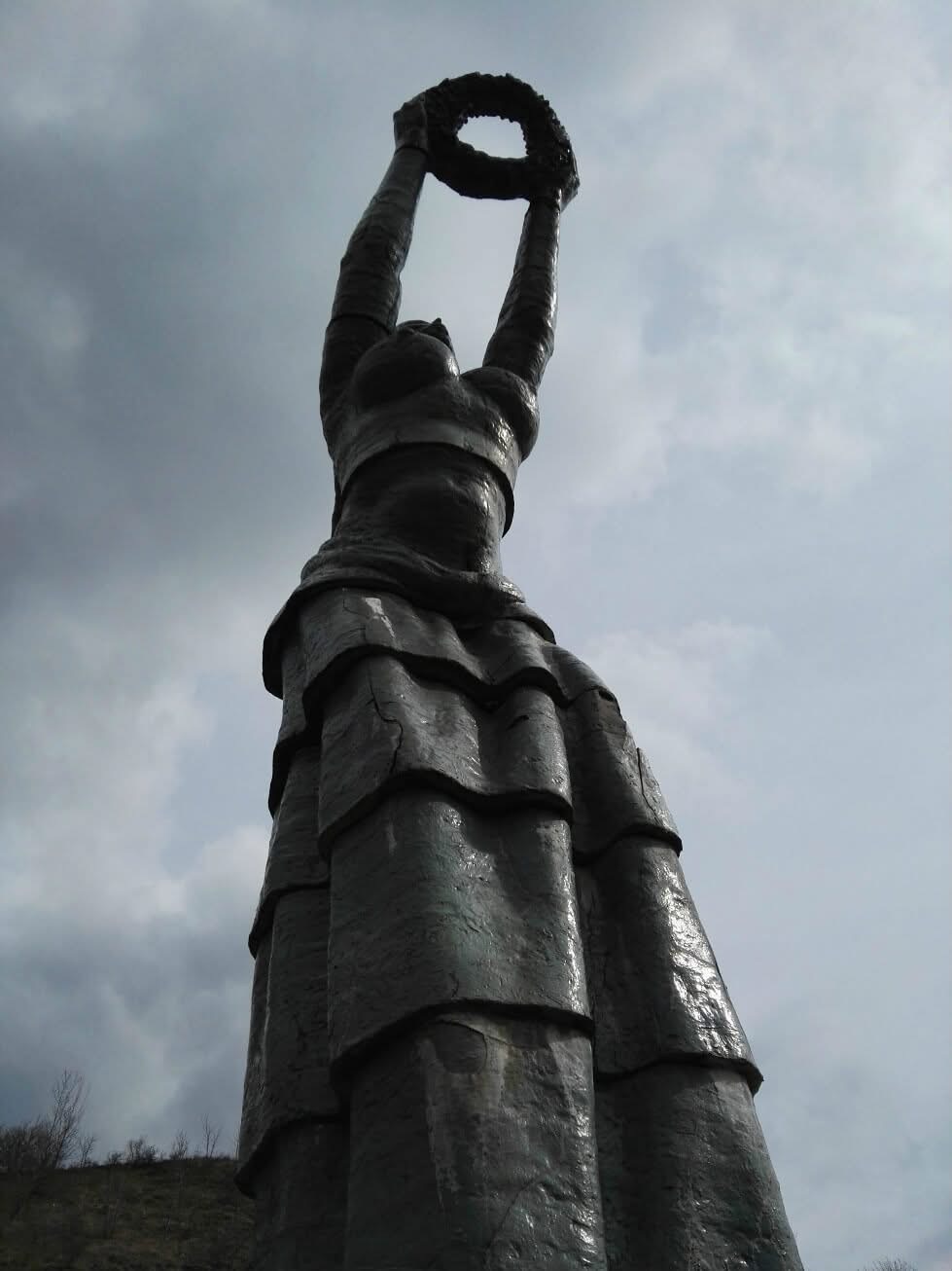Foto: Monumentul „Danubia” de la intrarea în municipiul Orșova (județul Mehedinți), operă monumentală de 6,5 metri realizată în 1996 de sculptorul Patriciu Mateescu. Lucrarea, dedicată memoriei miilor de români care au încercat să evadeze din regimul comunist înotând peste Dunăre, prezintă fisuri structurale avansate și degradări ale plăcilor ceramice, pe fondul lipsei de conservare din partea administrației locale.