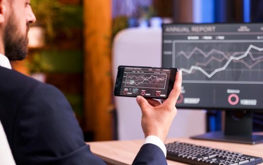 REVOLUȚIA DIN BIROURI: 81% dintre liderii europeni accelerează investițiile în Inteligența Artificială. Ce arată marele studiu Accenture și ce soartă așteaptă piața muncii din România