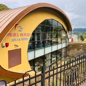 Foto: Complexul turistic și parcul acvatic „Mirajul Oltului” din Călimănești, investiție de peste 30 de milioane de lei realizată din fonduri europene și publice. Întrebată de redacția SUDVEST.ro care sunt veniturile reale generate de acest obiectiv și cât costă întreținerea lui din banii cetățenilor, Primăria Călimănești a susținut oficial că „nu deține informațiile”, pasând cererea la Consiliul Județean Vâlcea.