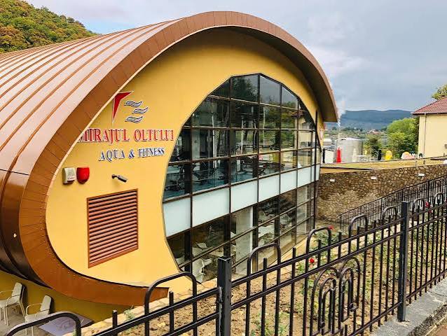 Foto: Complexul turistic și parcul acvatic „Mirajul Oltului” din Călimănești, investiție de peste 30 de milioane de lei realizată din fonduri europene și publice. Întrebată de redacția SUDVEST.ro care sunt veniturile reale generate de acest obiectiv și cât costă întreținerea lui din banii cetățenilor, Primăria Călimănești a susținut oficial că „nu deține informațiile”, pasând cererea la Consiliul Județean Vâlcea.